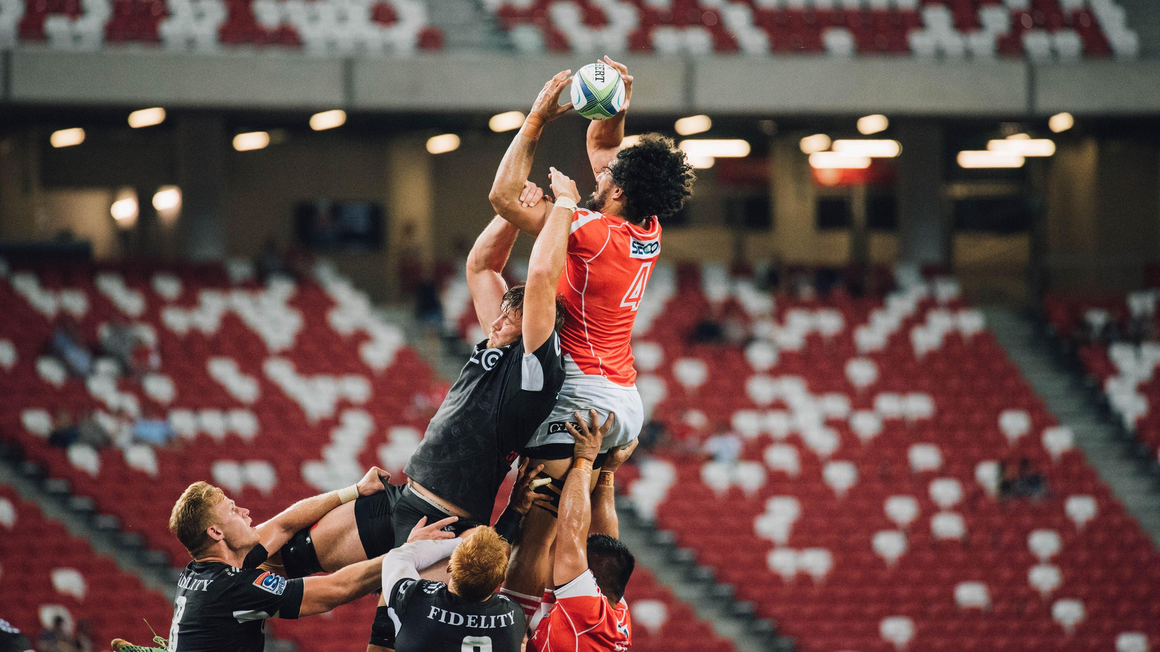 冰球联赛激战正酣，新锐黑马挑战传统豪强，季后赛席位争夺白热化