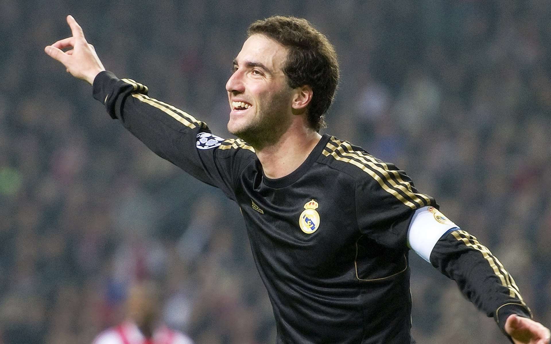 皇家马德里与巴塞罗那上演巅峰对决，西甲冠军悬念再起